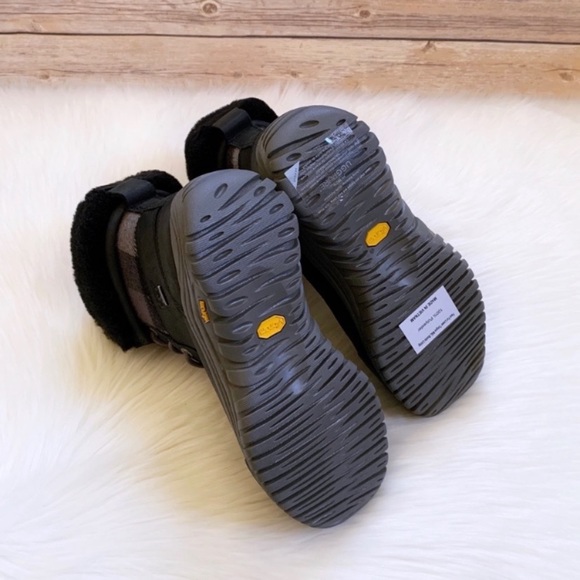 UGG Women’s Adirondack Boot II Plaid Waterproof - Picture 9 of 10